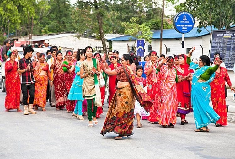  இந்தியாவின் சில கிராமப்புறப் பகுதிகளில் இன்னும் பழமையான மரபுகளை கடைபிடித்து வருகின்றனர். அவை முற்றிலும் விசித்திரமான சொல்லப்போனால் விநோதமானவையாக இருக்கின்றன. இன்னும் இப்படியான சடங்குகளை செய்கிறார்களா என்று கேட்கும் அளவிற்கு இருக்கின்றன. அப்படி ஹிமாச்சல பிரதேசத்தில் உள்ள ஒரு கிராமத்தின் சடங்கை தான் பார்க்க போகிறோம்.