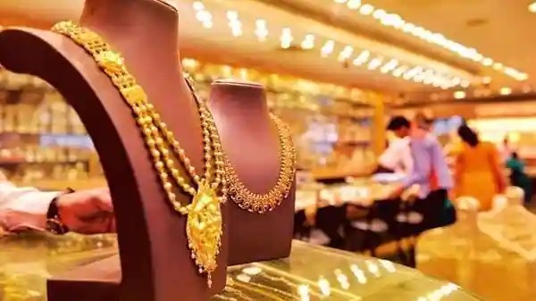  பிப்ரவரி மாதம் பட்ஜெட் தாக்கல் செய்யப்பட்ட நிலையில் தங்கம் விலை அதிரடியாக உயர்ந்தது. தங்கம் வெள்ளி விலை குறையுமா என்று எதிர்பார்ப்பு நிலவி வந்த நிலையில் தங்கம், வைரம், வெள்ளி மீதான சுங்க வரி உயர்த்தப்பட்டது. இதனால் தங்கம், வெள்ளி விலை அதிரடியாக உயர்ந்தது.