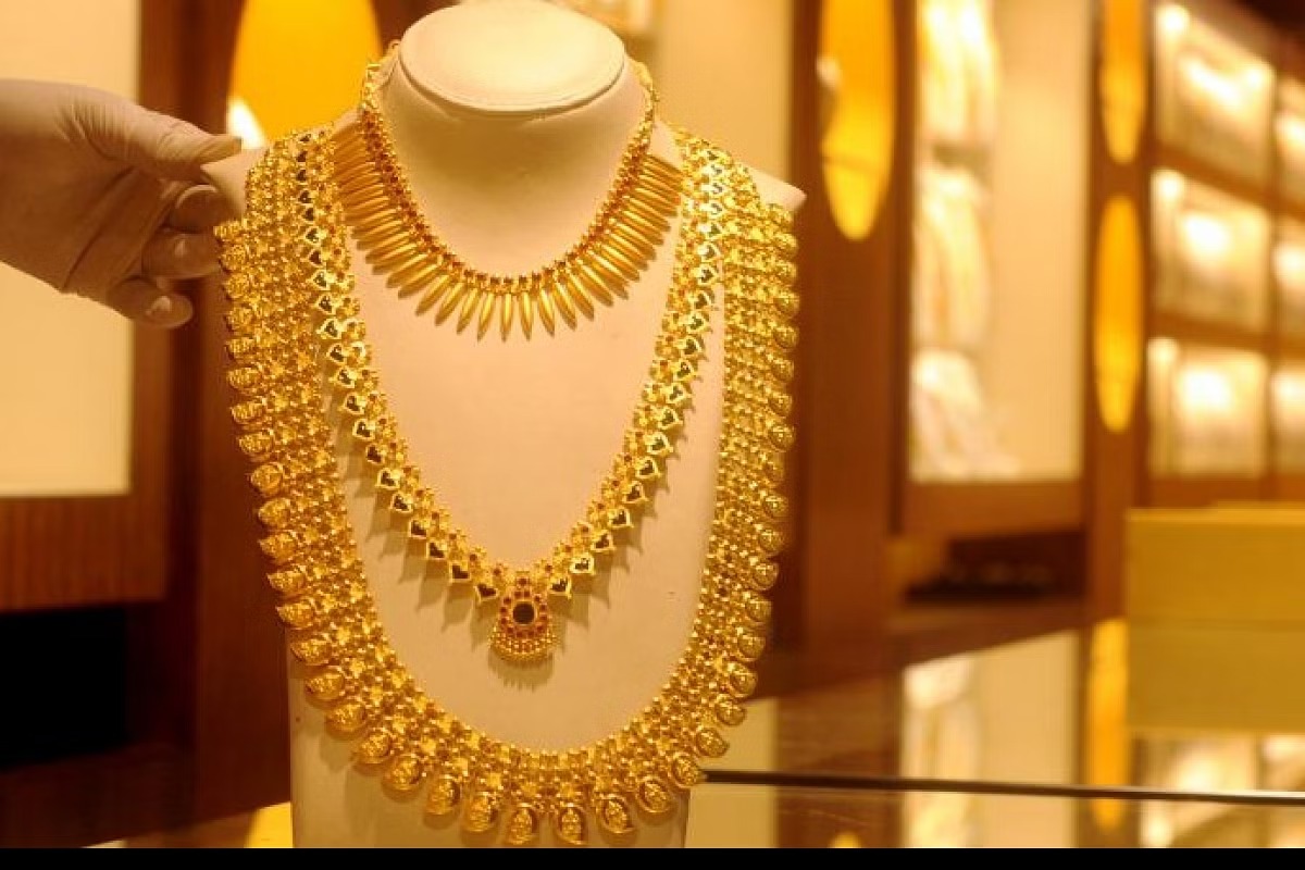  பிப்ரவரி மாதத்தில் உச்சத்திலும் இருந்த தங்கம், மாத இறுதியில் ஒரு கிராம் ரூ.5201 என்ற விலையிலும் விற்பனை ஆனது. ஆனாலும் மீண்டும் விலை ஏற்றத்தில் சென்றது. இந்நிலையில் இன்று தங்கத்தின் விலையில் சற்று குறைவு ஏற்பட்டுள்ளது.