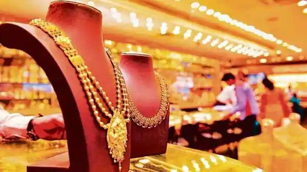  நேற்று தங்கம் விலை சவரனுக்கு ரூ.80 குறைந்த நிலையில், இன்று மீண்டும் சரிந்துள்ளது.