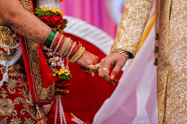  திருமணம் சொர்க்கத்தில் நிச்சயிக்கப்படுகிறது என பெரியவர்கள் கூறுவார்கள். அதற்கு அர்த்தம், வாழ்க்கை முழுவதும் இன்பம் மற்றும் துன்பத்தில் இரண்டிலும் ஒருவருக்கு ஒருவர் துணையாக இருக்க வேண்டும் என்பதை தான் அப்படி கூறுகிறார்கள். திருமண வாழ்க்கை மகிழ்ச்சியாக அமைய  கணவன் - மனைவி இருவரும் ஒருவருக்கு ஒருவர் உதவியாக இருக்க வேண்டும். இது ஆணுக்கான செயல் பெண்ணுக்கான வேலை என எதுவும் இல்லை. எனவே, திருமணத்திற்கு முன் ஆணும் பெண்ணும் சில அடிப்படை விஷயங்களை அறிந்து வைத்திருப்பது நல்லது. அந்த வகையில் ஒரு ஆண் மற்றும் பெண் தனது திருமணத்திற்கு முன் அறிய வேண்டிய அடிப்படை விஷயங்கள் என்ன என்று பார்க்கலாம்.
