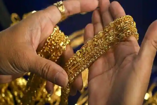  தொடர்ந்து சரிந்து வந்த தங்கத்தின் விலை, நேற்று (10/03/2021) ஒரே நாளில் 35 ரூபாய் உயர்ந்தது. இந்நிலையில் தங்கம் விலை இன்று மேலும் உயர்ந்துள்ளது.