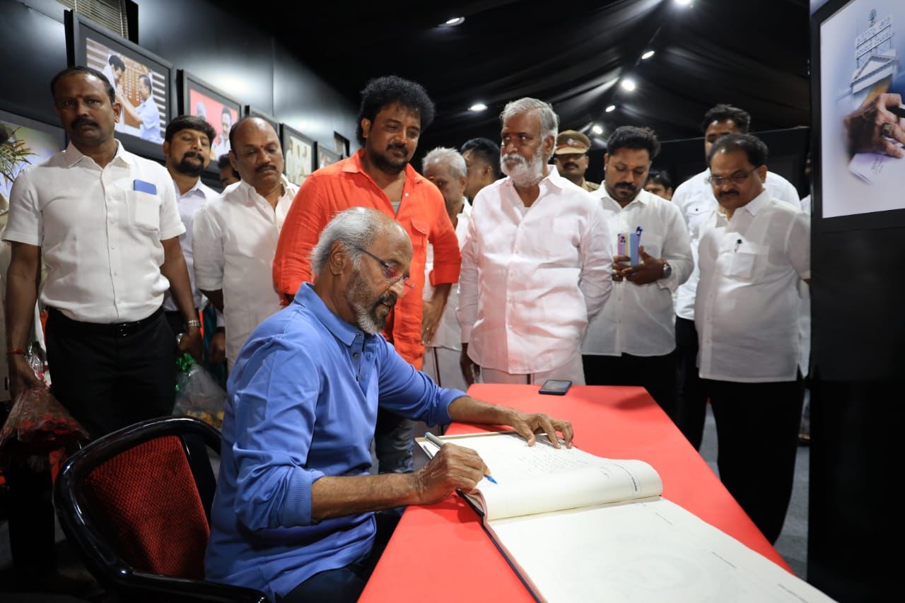  இதையடுத்து பார்வையாளர் குறிப்பேட்டில், ‘Super Collection. What a memory’ என இந்த புகைப்பட கண்காட்சி குறித்து தனது கருத்தை எழுதினார்.