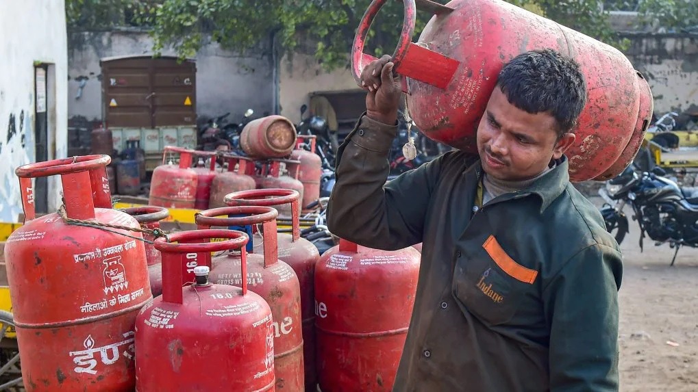  மேலும் சுனாமி நினைவிடம், கடலுக்கடியில் பூங்கா, பிளாஸ்டிக் பாட்டில்களை நொறுக்கும் கருவிகள் போன்ற திட்டங்களும் இடம்பெற்றிருந்தன. இதையடுத்து அனைத்து ரேஷன் கார்டுகளுக்கும் சமையல் எரிவாயு சிலிண்டருக்கு மாதம் 300 ரூபாய் மானியம் வழங்கப்படும் என முதலமைச்சர் ரங்கசாமி அறிவித்தார். இந்த அறிவிப்பு அம்மாநில மக்களை மகிழ்ச்சியில் ஆழ்த்தியுள்ளது.