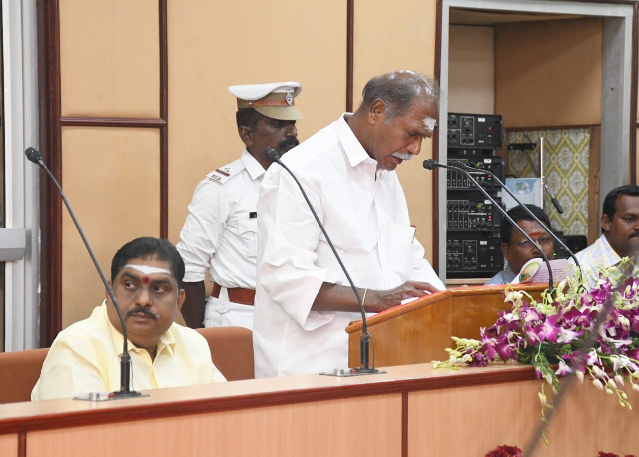  புதுச்சேரி சட்டமன்ற பட்ஜெட் கூட்டத் தொடர் கடந்த 9 ம் தேதி காலை துணை நிலை ஆளுநர் தமிழிசை சௌந்தரராஜன் உரையுடன் தொடங்கியது. இன்று முதலமைச்சரும் நிதி அமைச்சருமான ரங்கசாமி முழு பட்ஜெட் தாக்கல் செய்தார்.