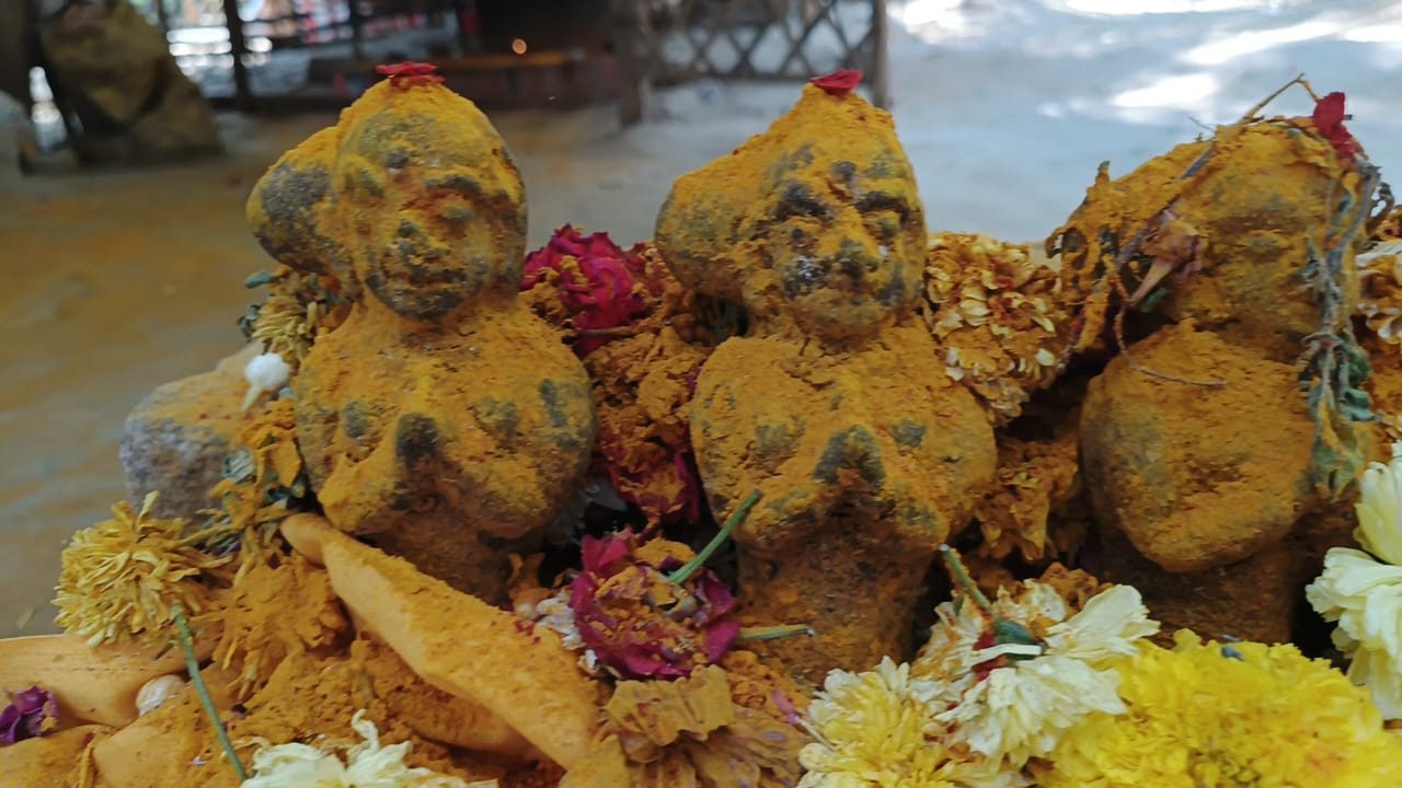  அதற்கேற்றவாறு இந்த ஆலயத்தை சுற்றிலும் புற்றுகளால் சூழப்பட்டு காட்சியளிக்கிறது. புற்றுகளால் சூழப்பட்டுள்ளதாலும் காளகஸ்தி போன்று வாயு மூலையில் நீர்நிலை அருகில் அமைந்த சிவாலயமாகவும் உள்ளதால் சிறந்த ராகு கேது பரிகார தலமாகவும் கால சர்ப்ப தோஷம், நாக தோஷம், திருமண தடை நீக்கும் தலமாகவும் இந்த கீழச்சொக்கநாதர் கோவில் திகழ்கிறது.