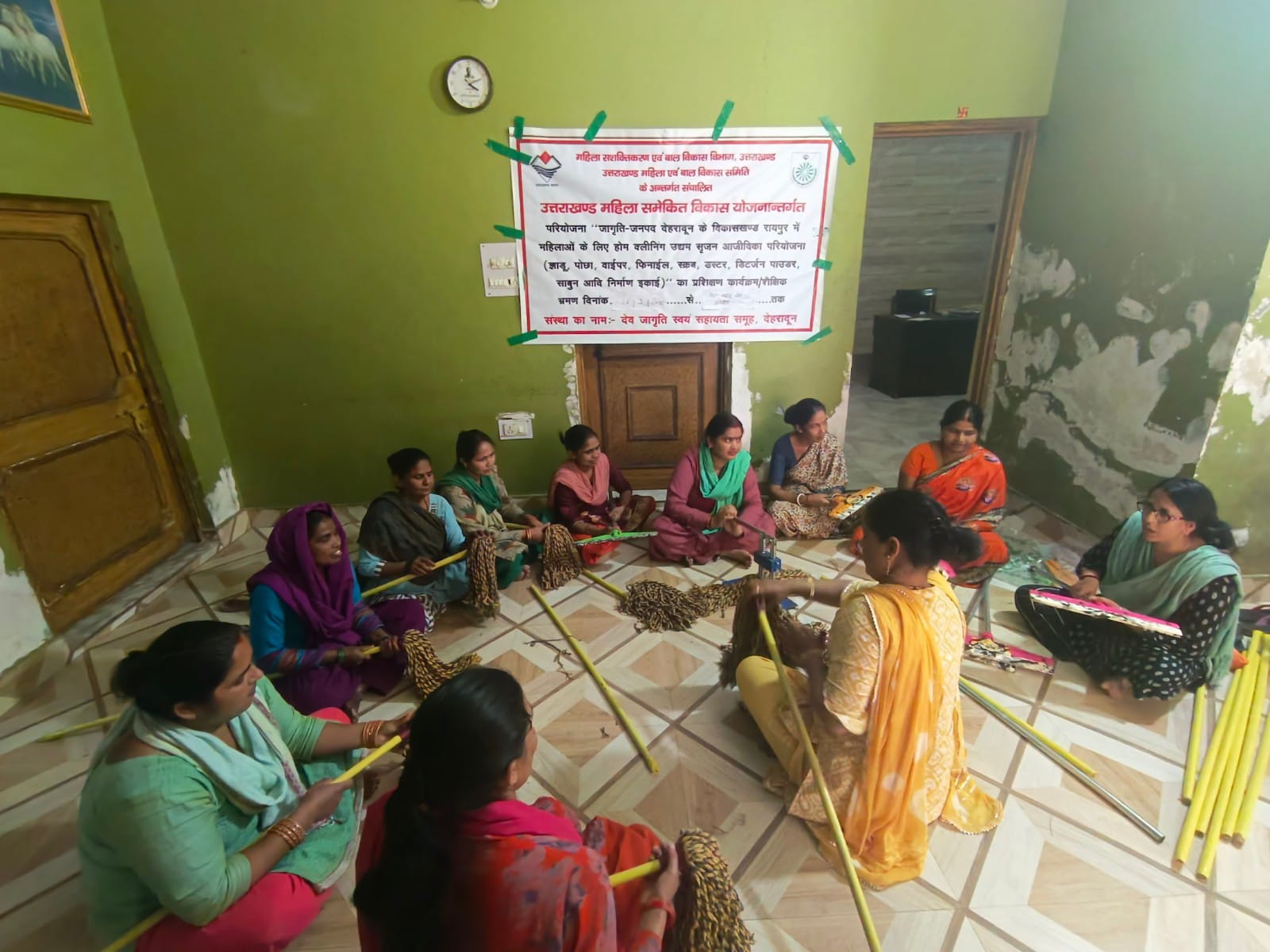  தனது 23 வயதில் 10 பெண்களுடன் மலைப் பொருட்களை தயாரிக்கும் தொழிலைதொடங்கிய சுஷ்மா பின்னாளில் படிப்படியாக அதனை விரிவுபடுத்தினார்.