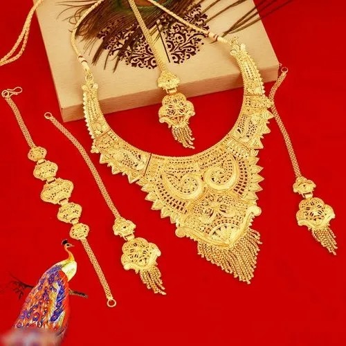  தங்கம் விலை இந்த மாத தொடக்கத்தில் சரிவு நிலையை கண்டது. ஆனால் கடந்த ஒரு வாரமாக தொடர்ந்து உயர்ந்து உச்சத்தை தொட்டது. கடந்த ஒரே வாரத்தில் 3,000 ரூபாய் வரை அதிகரித்ததால் நகைப் பிரியர்கள் அதிர்ச்சியடைந்தனர்.