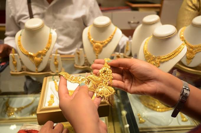  நேற்று தங்கம் விலை சவரனுக்கு ரூ.800 குறைந்த நிலையில், இன்று மீண்டும் அதிரடியாக உயர்ந்துள்ளது.