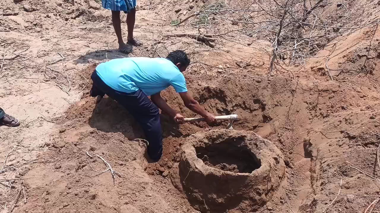  மேலும் சமூக ஆர்வலர்கள் வைகை ஆற்றல் கரையோரம் இன்னும் பழமையான பொருள்கள் பல இடங்களில் கிடைப்பதற்கு வாய்ப்பு இருக்கிறது என்று கூறினர்.