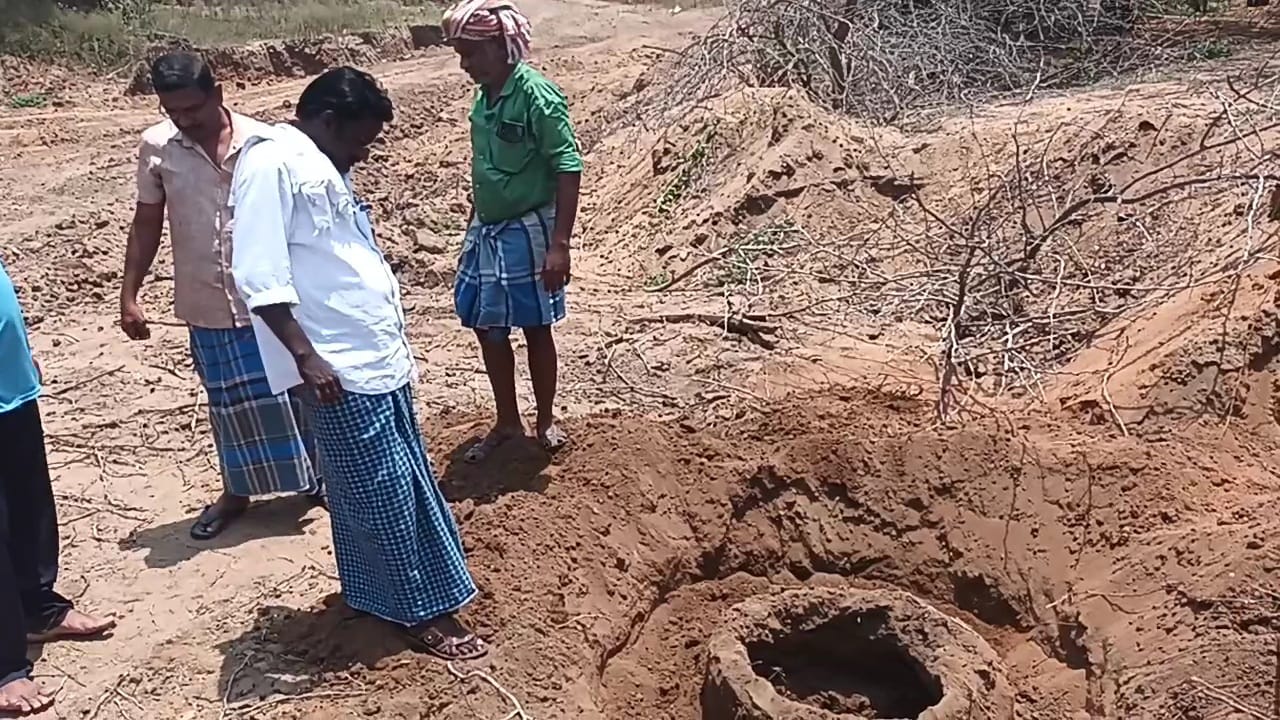  அவர்கள் வந்து அதை தோண்டி பார்த்தனர். அப்போது 3 அடுக்குகளில் சுட்ட மண்ணால் ஆன உறைக்கிணறு தென்பட்டது.