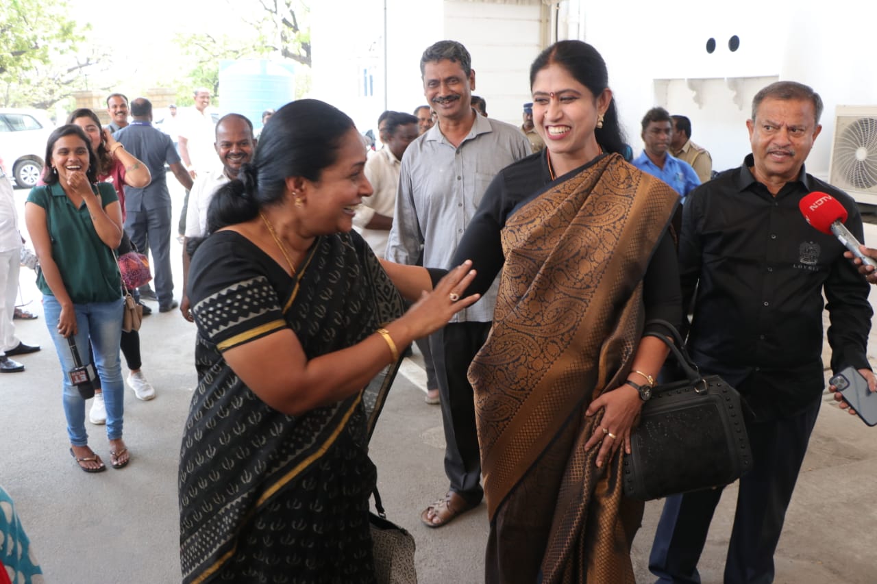  இந்நிலையில் சட்டப்பேரவை நிகழ்வுகளை கலந்து கொள்ள வந்த பாஜக சட்டமன்ற உறுப்பினர் வானதி சீனிவாசன் கருப்பு புடவையுடன் பேரவைக்கு வந்ததை தொலைக்காட்சி ஒளிப்பதிவாளர்கள் பதிவு செய்தனர்.