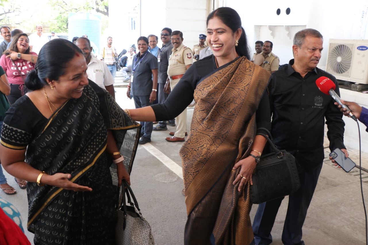  இதனை கண்ட வானதி சீனிவாசன் " தெரியாமல் இன்று கருப்பு புடவை அணிந்து வந்து விட்டேன்" என புன்னகைத்தபடியே உள்ளே சென்றார்.
