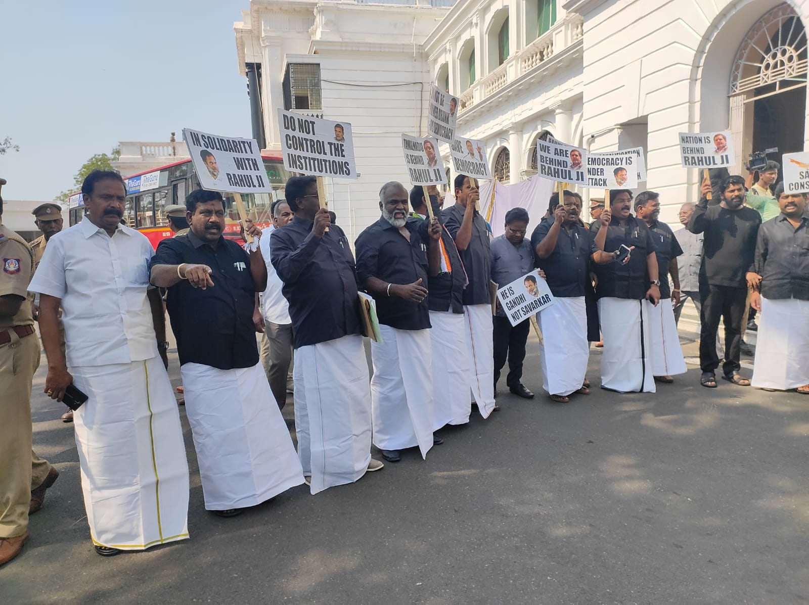  காங்கிரஸ் முன்னாள் தலைவர் ராகுல் காந்தியின் எம்.பி பதவி பறிக்கப்பட்டத்தை  கண்டித்து காங்கிரஸ் சட்டமன்ற உறுப்பினர்கள் இன்று சட்டப்பேரவைக்கு கருப்பு சட்டை அணிந்தும் கையில் பதாகைகளுடனும்  வந்தனர்.