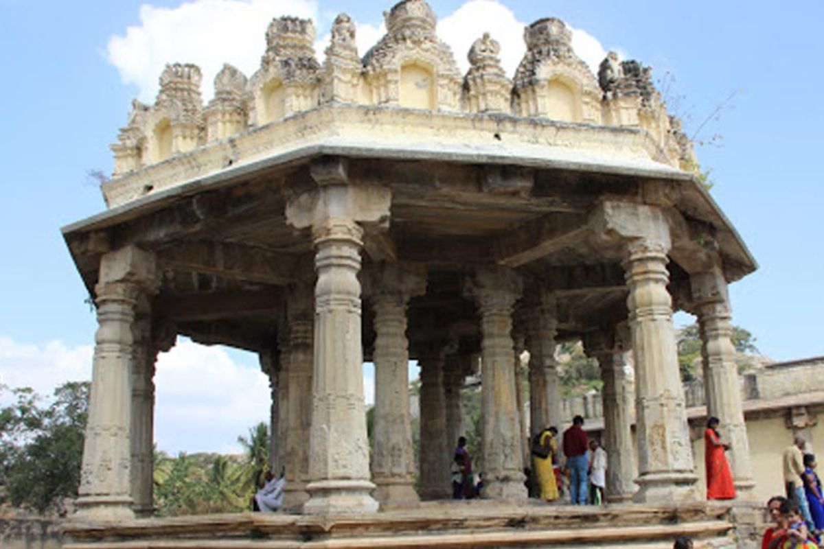  மேலுக்கோட்டை புவனேஸ்வரி மண்டபம், பழமையான கல்யாணி குளத்தை ஒட்டியுள்ள எண்கோண மண்டபம் அல்லது கியோஸ்க் செதுக்கப்பட்ட கல் தூண்கள் கொண்ட மண்டபம் ஆகும்.. தொல்யியல் துறை பாதுகாக்கப்பட்ட மரபுச் சின்னமாக இதை அறிவித்துள்ளது.