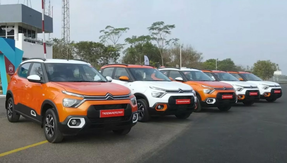  Citroen eC3 காரை நிறுவனத்தின் அதிகாரபூர்வ வெப்சைட்டிற்கு சென்று BUY ONLINE ஆப்ஷனை தேர்வு செய்து ஆன்லைன் மூலமாகவும் வாங்கலாம். பெரும்பாலான இந்திய நகரங்களில் இந்த நேரடி ஆன்லைன் பர்ச்சேஸ் ஆப்ஷன் இருக்கும் என கூறப்பட்டுள்ளது. இந்த ஆப்ஷனை பயன்படுத்துபவர்களுக்கு E-C3 எலெக்ட்ரிக் கார் தொழிற்சாலையிலிருந்து நேரடியாக வீட்டு வாசலுக்கே டெலிவரி செய்யப்படுகிறது.
