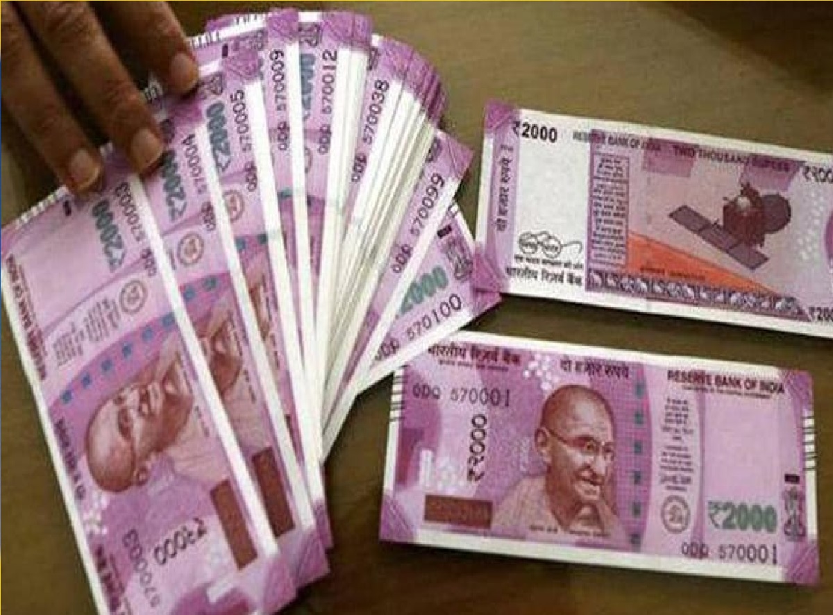  எல்ஐசி ஜீவன் ஆனந்த் பாலிசி மூலம் மாதம் ரூ.1358 செலுத்தினால் நீங்கள் 35 வருடத்தில் ரூ25 லட்சத்தை பெறலாம். அதாவது நாள் ஒன்றுக்கு ரூ.45 என்ற வீதம் வருடத்துக்கு ரூ.16300 என செலுத்த வேண்டும்.