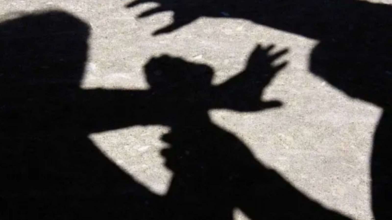 காதலிக்க மறுத்த இளம்பெண்ணின் கழுத்தை அறுத்த இளைஞன்... தர்மஅடி கொடுத்து போலீசில் ஒப்படைத்த பொதுமக்கள்..!