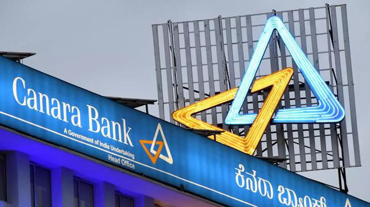  அதேபோல, மற்றொரு பொதுத்துறை வங்கியான கனரா வங்கியிலும் MCLR விகிதம் உயர்த்தப்பட்டது. அதன்படி ஒரு மாதத்திற்கான MCLR விகிதம் 8 சதவீதம் என்ற அளவிலும், 6 மாதத்திற்கான MCLR விகிதம் 8.40 சதவீதம் என்ற அளவிலும், 3 மாதத்திற்கான MCLR விகிதம் 8.15 சதவீதம் என்ற அளவிலும், 1 ஆண்டுக்கான MCLR விகிதம் 8.60 சதவீதமாகவும் அதிகரிக்கப்பட்டது.