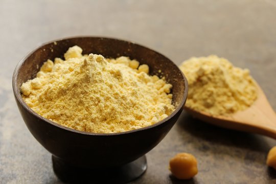  முகத்தில் உள்ள துளைகள் நீக்க: சிலருக்கு முகத்தில் உள்ள துளைகள் திறந்தே இருக்கும். இதை சரிசெய்ய சிறந்த ஃபேஸ் பேக் உள்ளது. ஒரு சின்ன பாத்திரத்தில் 1 டீஸ்பூன் உளுத்தம் மாவு மற்றும் 1/2 டீஸ்பூன் மஞ்சள் சேர்த்து கொள்ளவும். அடுத்து இதில் சிறிது பால் சேர்த்து நன்றாக கலக்கவும். இதை உங்கள் முகம் மற்றும் கழுத்தில் தடவி சிறிது நேரம் உலர விட்டு, சாதாரண நீரில் கழுவவும். இவ்வாறு தொடர்ந்து செய்து வந்தால் முகத்தில் உள்ள துளைகள் விரைவில் மூடி கொள்ளும்.