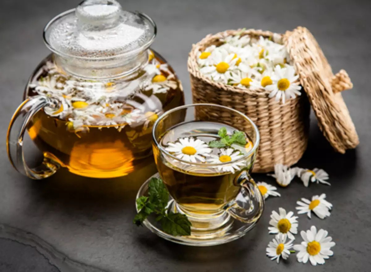  கிரீன் டீ, பிளாக் டீ போலவே இந்த கெமோமில் டீ-யானது ஆரோக்கிய நோக்கங்களுக்காக மக்கள் விரும்பும் பொதுவான பானமாக இருந்து வருகிறது. கெமோமில் டீ தயாரிக்க கெமோமில் பூக்கள் நன்கு காய வைத்து உலர வைத்து பின் பயன்படுத்தப்படுகிறது. சுடு தண்ணீரில் அல்லது கொதிக்கும் தண்ணீரில் போட்டு டீ தயாரித்து மக்கள் அருந்துகின்றனர். மக்களில் பலர் பிளாக் அல்லது கிரீன் டீ-க்கு பதில் காஃபின்-ஃப்ரீ யாக இருக்கும் கெமோமில் டீயை விரும்பி அருந்துகின்றனர். கெமோமில் டீ உண்மையில் எவ்வளவு ஆரோக்கியமானது மற்றும் இது தரும் முக்கிய ஆரோக்கிய நன்மைகளை இங்கே பார்க்கலாம். வழக்கமாக கெமோமில் டீ குடிப்பதால் கிடைக்கும் முக்கிய நன்மைகள்..