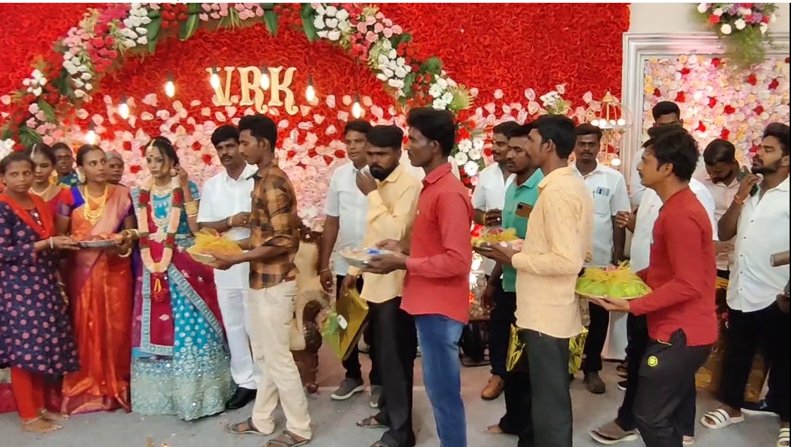  அதனைத் தொடர்ந்து அவர்களும் உறவினர்கள் செய்யும் அனைத்து சடங்குகளையும் செய்தனர். அதன் படி பெண்ணிற்கு அனைவரும் நலங்கு வைத்து அர்ச்சதை தூவி ஆசிர்வாதம் செய்தனர்.