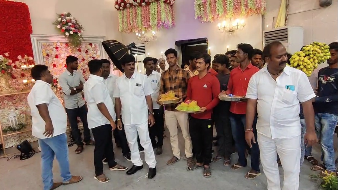  இவர்களின் மகள் விஷ்ணு பிரியாவின் பூப்புனித நீராட்டு விழா, பூந்தமல்லி அருகே தனியார் திருமண மண்டபத்தில் நடைபெற்றது. அந்த நிகழ்விற்கு ராஜாமணி, தன்னிடம் பணியாற்றும் வட மாநில தொழிலாளர்களை உறவினர்களாக நினைத்து பத்திரிக்கை வைத்து, அழைப்பு விடுத்திருந்தார்.