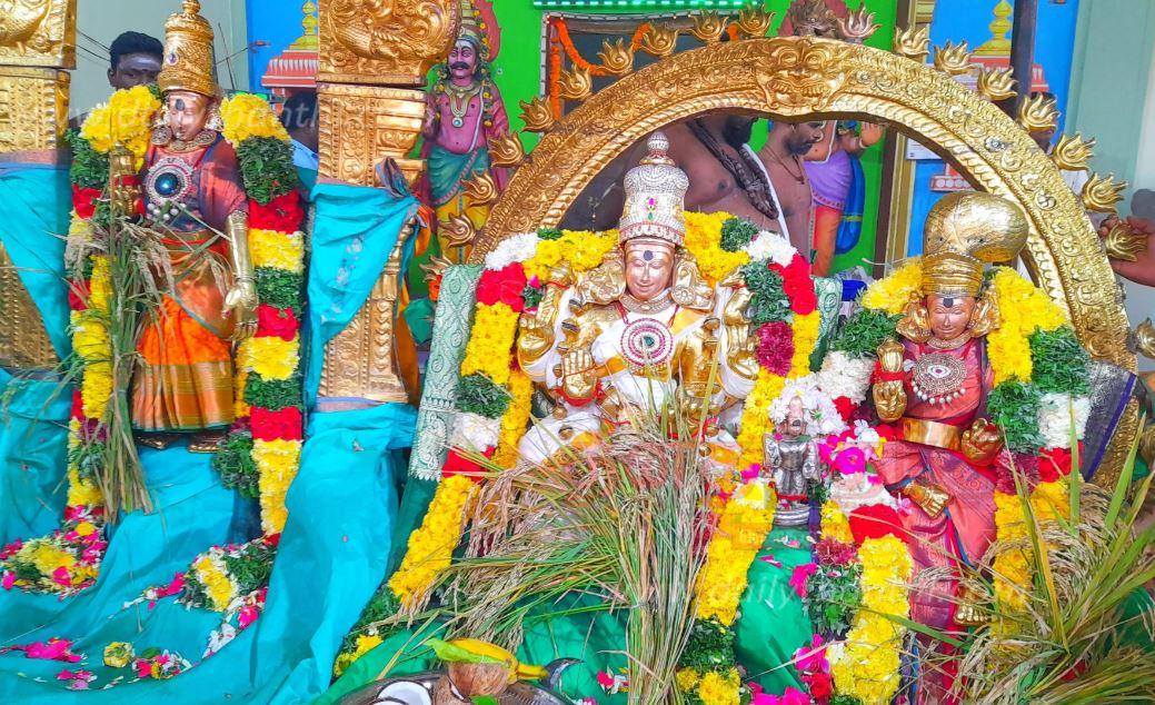  அதன்பிறகு வெள்ளி சிம்மாசனத்தில் மீனாட்சி அம்மன் சித்திரை வீதியில் வலம் வரும் நிகழ்வு நடைபெறும் எனவும் தெரிவிக்கப்பட்டுள்ளது.