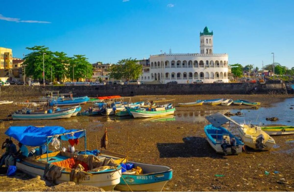  தென்கிழக்கு ஆப்பிரிக்க பகுதியில் உள்ள கொமரோஸ்(comoros) அதிகப்படியான அரசியல் சிக்கல்களை சந்தித்து வருவதால் அதன் பொருத்தரம் மற்றும் அரசியல் நிலைப்பாடுகள் பெரிதாக மக்களை பாதிக்கின்றன. 3.54 புள்ளிகள் பெற்று மகிழ்ச்சி பட்டியலில் 130 ஆவது இடத்தில் உள்ளது.