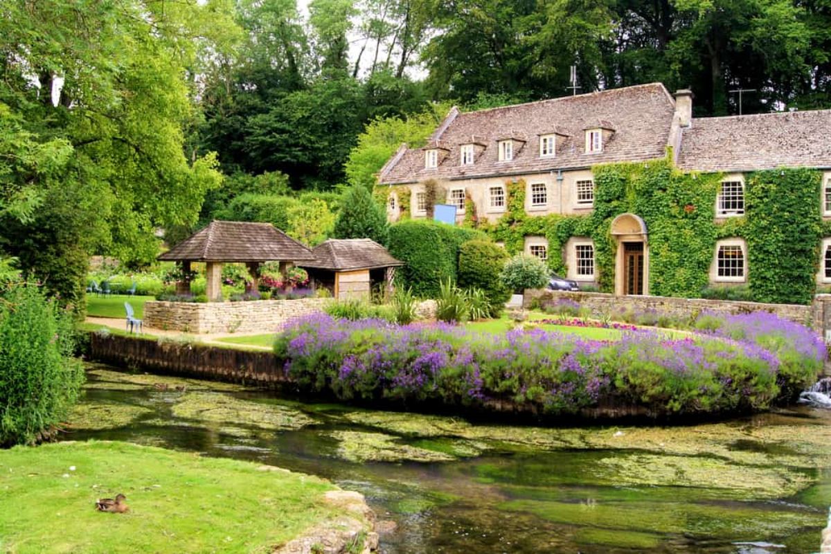  ஐக்கிய நாடுகள் பகுதியில் உள்ள காட்ஸ்வொல்ட்ஸ் (Cotswold's) நகரம் வசீகரமான கிராமங்கள் மற்றும் சிறந்த நாட்டுப்புற சாலைகள் அழகாகவும் புதியதாகவும் இருக்கும். பசுமை போர்த்திய அழகிய புல்வெளிகள் நிறைந்த இடத்திற்கு நடுவே வீடுகள் அமைந்திருக்கும். காட்டுப்பூக்கள் அதிகம் பூத்து நகரத்தை வாசமிக்கதாக்கும்.