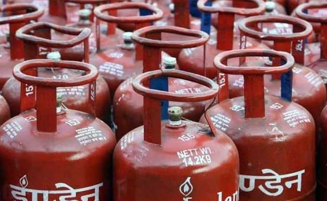  இந்தியாவில் சமையல் எரிவாயு சிலிண்டரின் விலையை எண்ணெய் நிறுவனங்கள் நிர்ணயித்து வருகின்றன. சர்வதேச அளவில் கச்சா எண்ணெய் விலையில் ஏற்படும் மாற்றங்கள் அடிப்படையில் அவற்றின் விலை நிர்ணயம் செய்யப்படுகின்றன.