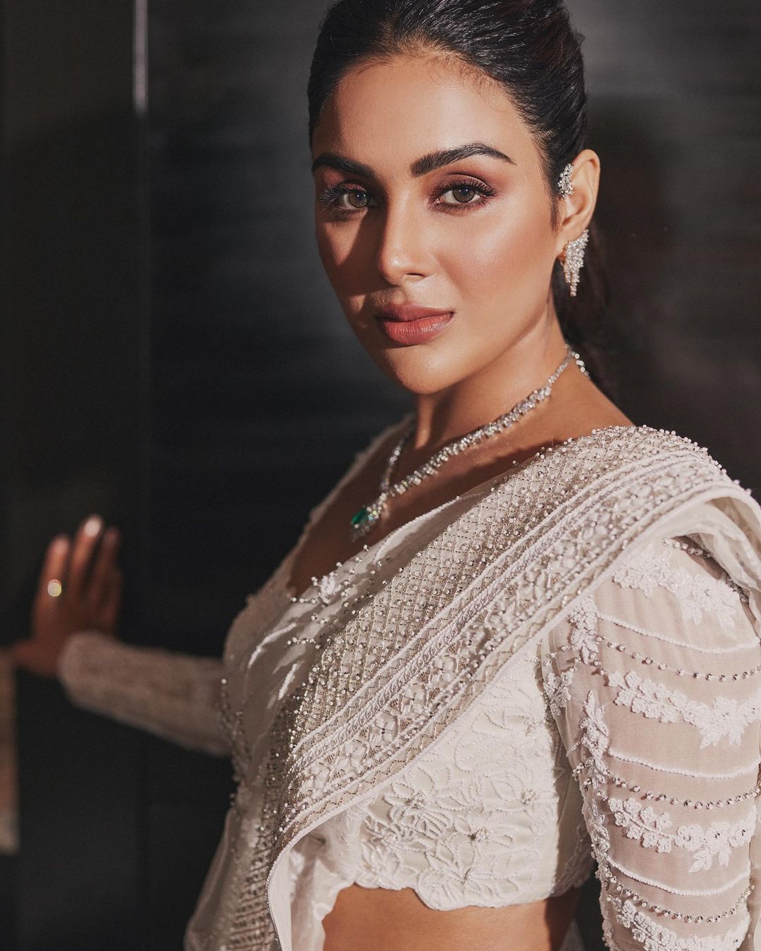  சமீபத்தில் வெளியான வாத்தி படத்தில் தனுஷுக்கு ஜோடியாக நடித்திருந்தார்.