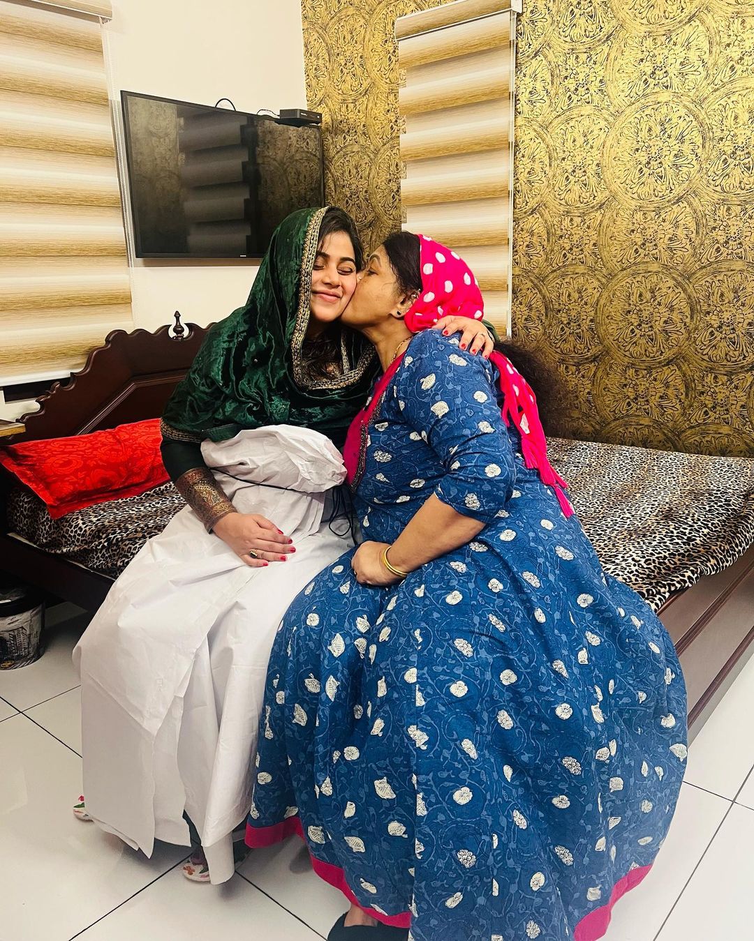  இந்நிலையில் தற்போது கேரளாவின் பாரம்பரிய முறைப்படி வேட்டியணிவித்து வளைகாப்பு நடந்துள்ளது. அதன் படங்களை இன்ஸ்டகிராமில் பகிர்ந்துள்ளார் பூர்ணா.