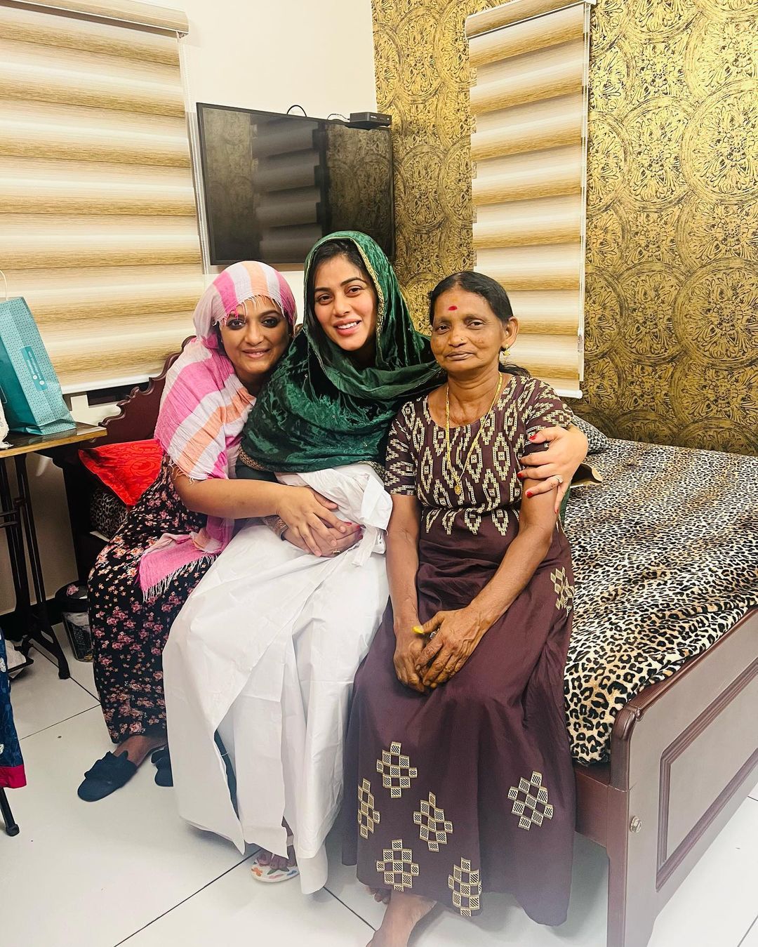  தமிழ் மட்டுமல்லாமல், தெலுங்கு மற்றும் மலையாளத்திலும் பல படங்களில் நடித்துள்ள பூர்ணாவுக்கு கடந்தாண்டு திருமணம் நடைப்பெற்றது.