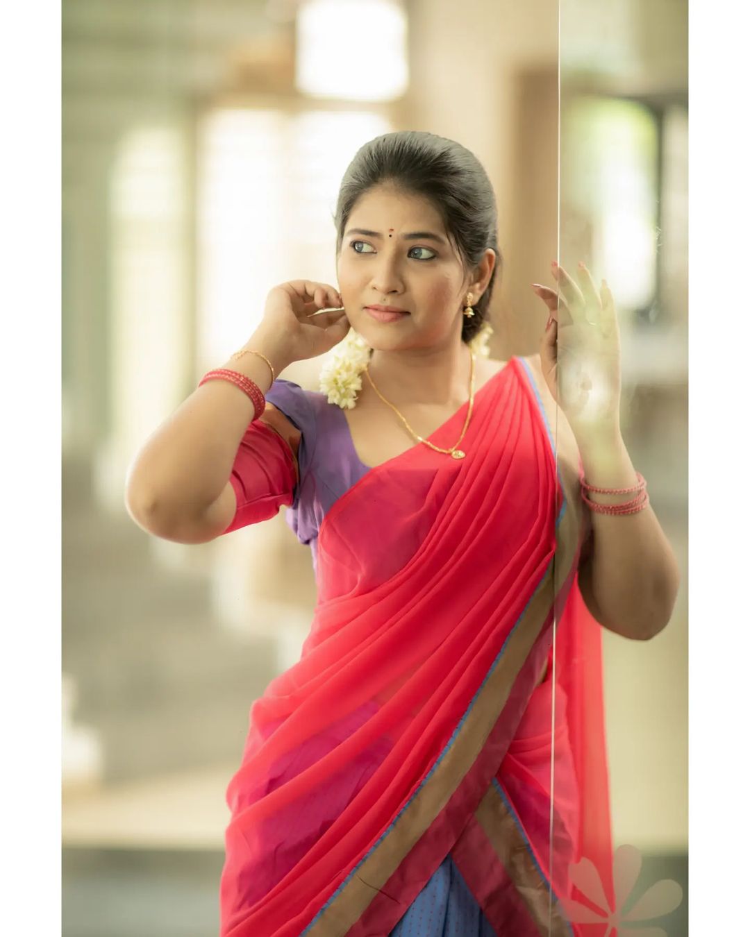 இந்நிலையில் தற்போது அவர் பாண்டியன் ஸ்டோர்ஸ் சீரியலை விட்டு விலகியிருக்கிறார். ஐஸ்வர்யா கதாபாத்திரத்தில் இனி நடிக்க முடியாது. ஸ்டோரி லைன் தனக்கும் தனது கரியருக்கும் உகந்ததாக இல்லை என இது குறித்து இன்ஸ்டகிராமில் பதிவிட்டுள்ளார் சாய் காயத்ரி.