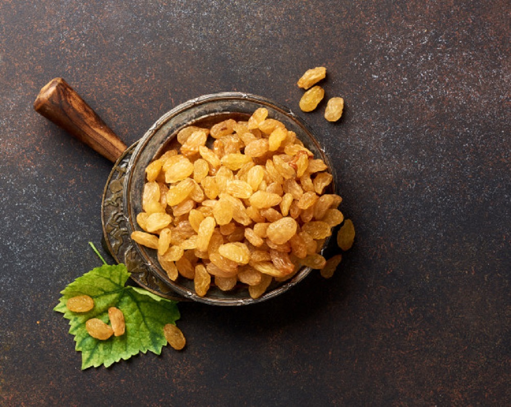  இதய நோய் அபாயத்தை தவிர்க்க : இதன் காரணமாக இதயம் சார்ந்த பாதிப்புகள் வராதவாறு பாதுகாக்கிறது. கல்லீரலையும் பாதுகாக்கிறது. உலர் திராட்சையில் உள்ள அதிகப்படியான ஆன்ட்டி ஆக்சிடென்ட்கள் உடலில் நோய் எதிர்ப்பு சக்தியை அதிகரிக்க உதவுகிறது. இவ்வித மருத்துவ குணங்கள் நிறைந்த உலர் திராட்சை நாம் வாரத்திற்கு இருமுறையாவது எடுத்துக்கொள்வது நல்லது என்று மருத்துவர்கள் தெரிவிக்கின்றனர்.