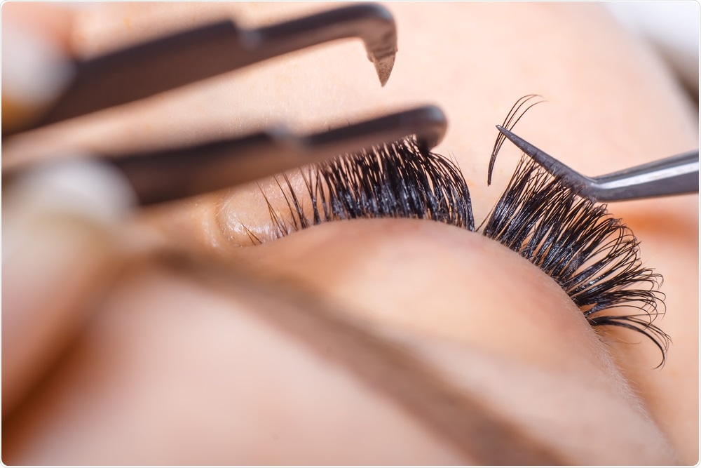  நீங்கள் நிபுணரிடம் சென்று Eyelash extensions-க்கான செயல்முறையை முடித்த பிறகு அவர் கூறும் சரியான வழிகாட்டுதலை தவறாமல் பின்பற்ற கூறுகிறார் அனுபமா. செயற்கை கண் இமைகளை Dry-ஆக வைப்பதோடு, முதல் 24 மணி நேரத்திற்கு அவற்றை தொடுவதை தவிர்க்கவும் அறிவுறுத்துகிறார். சரி, இப்போது நிபுணரிடம் சென்று பொருத்தி கொண்ட உங்கள் ஐலேஷ் எக்ஸ்டென்ஷன்ஸை நீண்ட காலம் நீட்டிக்க செய்வதற்கான டிப்ஸ்களை இங்கே பார்க்கலாம்.