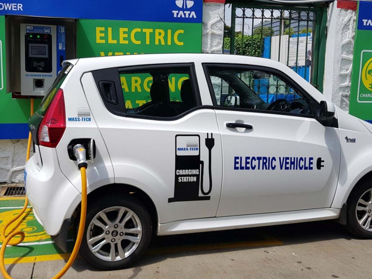  அந்த வகையில் Faster Adoption and Manufacturing of Electric Vehicles (FAME) என்ற கொள்கையை மத்திய, மாநில அரசுகள் செயல்படுத்தி வருகின்றன. எலெக்ட்ரிக் வாகன உற்பத்தியை பெருக்கவும், மக்களிடையே அந்த வாகனங்களின் பயன்பாட்டை அதிகரிக்கவும் இந்த கொள்கை செயல்படுத்தப்படுகிறது.