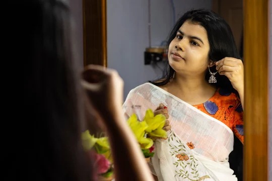  எளிமையாக இருத்தல், ஆடை அலங்காரம் என்பது எப்போதும் நம்முடைய வாழ்வில் ஓர் முக்கிய அங்கம் தான். அதே சமயம் நாம் எந்தெந்த நிகழ்விற்கு செல்லவுள்ளோம் என்பதைப் பொறுத்தும் உங்களது ஆடைகள் இருக்க வேண்டும்.