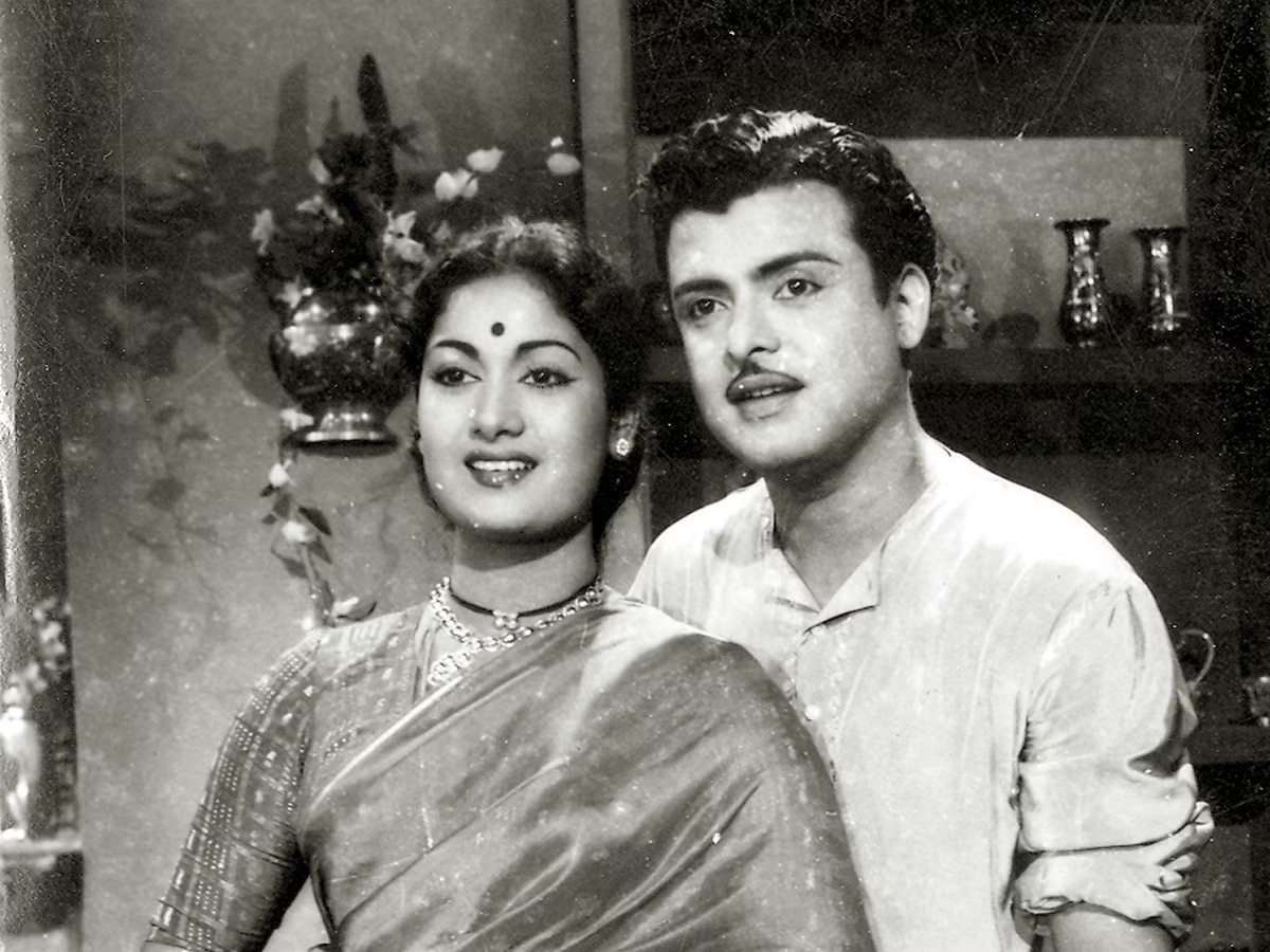  நடிகை சாவித்திரியை காதலித்து மணந்து ஜெமினி கணேசன் மேலும் சில திருமணங்கள் செய்து சர்ச்சைகளில் சிக்கினார். தனது வாழ்நாளின் இறுதிவரை நடித்து வந்த ஜெமினி கணேசன், வாழ்வின் இறுதிக் காலத்தில் நடித்த மேட்டுக்குடி, அவ்வை சண்முகி ஆகிய திரைப்படங்கள் மூலம் ரசிகர்கள் மத்தியில் நகைச்சுவை நடிப்பில் புகழ்பெற்று விளங்கினார்.