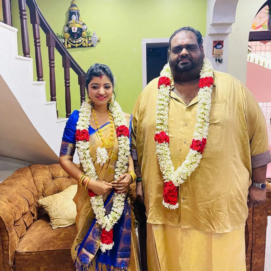  சின்னத்திரை நடிகை மகாலட்சுமியை காதலித்து திருமணம் செய்துக் கொண்டார் லிப்ரா புரொடக்‌ஷன் தயாரிப்பாளர் ரவீந்தர் சந்திரசேகரன்.