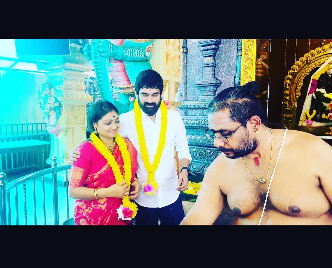  ரெண்டு பேரும் ஒரே ஃபீல்டுல இருந்தா சௌகரியமா இருக்கும்னு சிலர் சொல்வாங்க, ஆனா எங்களுக்கு அது தான் வினை. போகப்போக ஒருத்தரையொருத்தர் பார்க்க, பேசக்கூட முடியாதபடி அவரோட கால்ஷீட்டும், என்னோட கால்ஷீட்டும் குழப்ப, நிச்சயதார்த்தத்துக்குப் பிறகு எப்ப கல்யாணத்தை வச்சுக்கலாம்கிறதுல லேசா மனஸ்தாபம்.