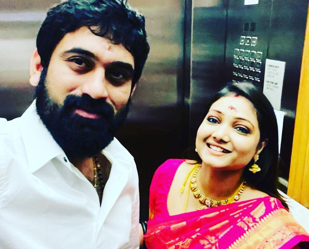  இந்நிலையில் கடந்த 23-ம் தேதி தனது காதலரை கரம் பிடித்த மகிழ்ச்சியை ரசிகர்களுடன் பகிர்ந்துக் கொண்டார் பிரியங்கா. இந்த ஹேப்பி எண்டிங்கிற்கு பின்னால் அவர், மிகுந்த சிரமங்களையும், கஷ்டங்களையும் கடந்துள்ளார்.