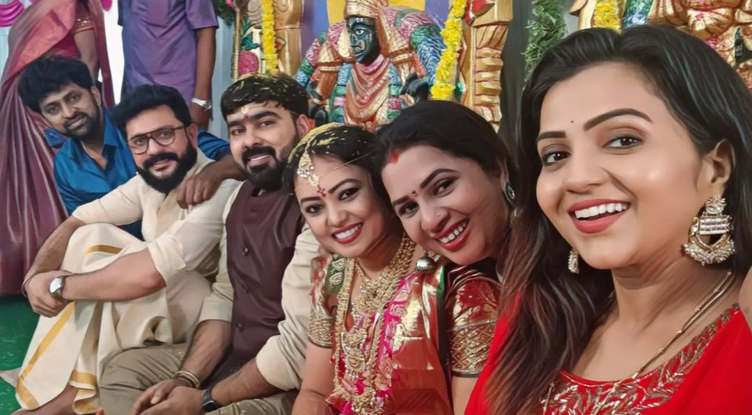  இந்நிலையில் கடந்த 19-ம் தேதி லாவண்யா, பிரசன்னா என்பவரை திருப்பதியில் மணந்துள்ளார். அவரது திருமண புகைப்படங்கள் வெளியாக 44 வயதில் நடிகையின் திருமணம் என செய்திகள் பரவின.,[object Object],தனது திருமணம் குறித்து லாவண்யா ஒரு பேட்டியில் கூறும்போது, என்னுடைய குடும்பம் தான் எனக்கு மிகப்பெரிய பலம், ஏன் இன்னும் திருமணம் செய்துகொள்ளவில்லை என்ற கேள்வியை நான் எதிர்கொண்டதே இல்லை என்றிருக்கிறார். அதேபோல் தனக்கு 44 வயது ஒன்றும் இல்லை 43 தான் ஆகிறது என்றும் கூறியுள்ளார்.