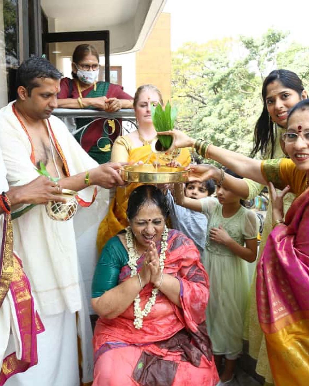  புதிய பாதை, பாட்ஷா, ரோஜா, சூர்யவம்சம், சின்ன கவுண்டர், படையப்பா, ஃப்ரெண்ட்ஸ், ஏழுமலை என பல வெற்றிப் படங்களில் நடித்துள்ளார்.