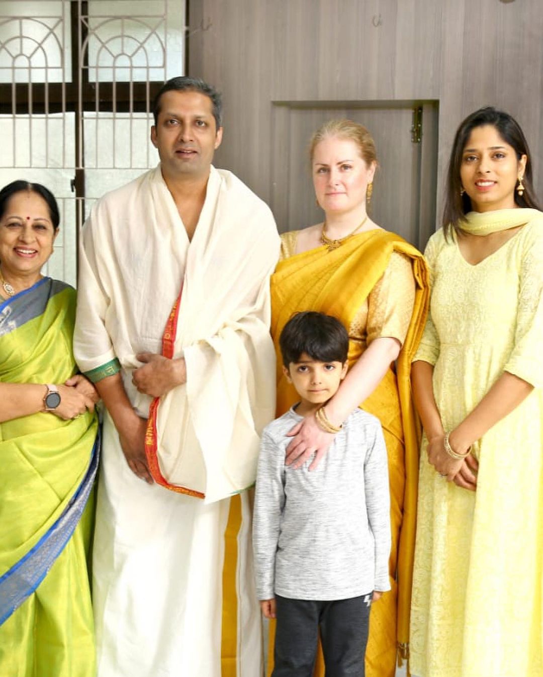  நடிகை சத்யபிரியாவின் குடும்பப் படம் பார்வையாளர்கள் கவனத்தை ஈர்த்துள்ளது.