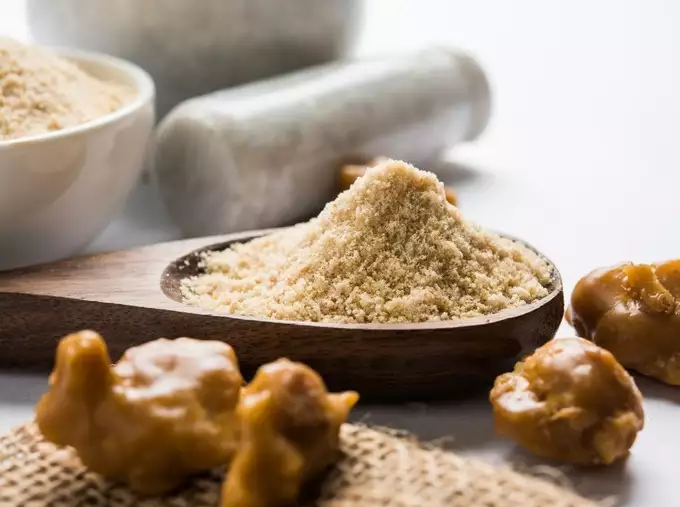  பெருங்காயத் தண்ணீர் எப்படி உருவாக்க வேண்டும்..? ஒரு கிளாஸ் வெதுவெதுப்பாக தண்ணீர் எடுத்துக்கொள்ளுங்கள். பின் அதில் அரை ஸ்பூன் பெருங்காயத்தூள் சேர்த்து நன்கு கலந்துகொள்ளுங்கள். பின் அதை பருகலாம். காலையில் வெறும் வயிற்றில் குடித்தால் கூடுதல் நன்மைகள் கிடைக்கும். இப்படி குடிப்பதால் கிடைக்கும் நன்மைகள் என்னென்ன..? ( குறிப்பு : ஒருவேளை உங்களுக்கு தண்ணீர் கலந்து குடிக்க பிடிக்கவில்லை எனில் மோரில் கலந்து குடிக்கலாம்.)