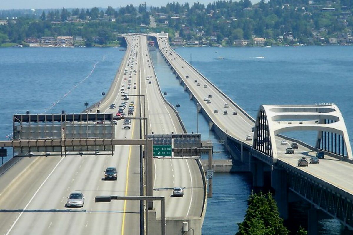  மூன்றாவது ஏரி வாஷிங்டன் பாலம்(Third Lake Washington Bridge) என்றும் அழைக்கப்படும் ஹோமர் எம். ஹாட்லி மெமோரியல் பாலம், அமெரிக்காவின் வாஷிங்டனில் உள்ள சியாட்டில்(Seattle) பெருநகரப் பகுதியில் உள்ளது. இது உலகின் ஐந்தாவது நீளமான மிதக்கும் பாலமாகும் மற்றும் 5,811 அடி நீளம் கொண்டது. தற்போதைய பாலம் 1993 இல் கட்டப்பட்டது.