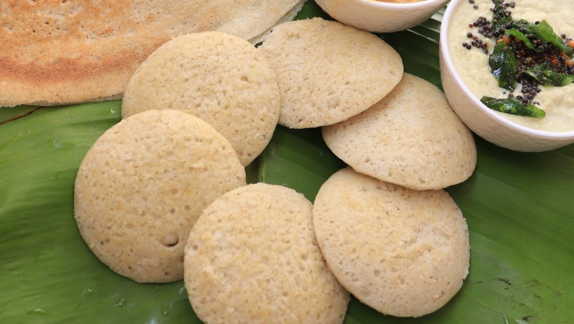  ஜீரண சக்தி குறைவாக இருக்கும் மழலையர்களுக்குக் கூட தாய்ப் பாலுக்கு அடுத்தபடியாக இட்லியை தயக்கமின்றி ஊட்டுவார்கள் தமிழகத் தாய்மார்கள். மருத்துவமனைகளில் நோயாளிகளாக இருப்பவர்களுக்கும் மருத்துவர்களின் உணவு லிஸ்ட்டில் இடம்பெறும் முதல் சாய்ஸ் இட்லி தான். உலகளவில் ஆரோக்கியமான உணவுகளை பட்டியலிட்டால் முதல் 10 இடங்களில் இட்லியும் இடம்பிடிக்கும்.