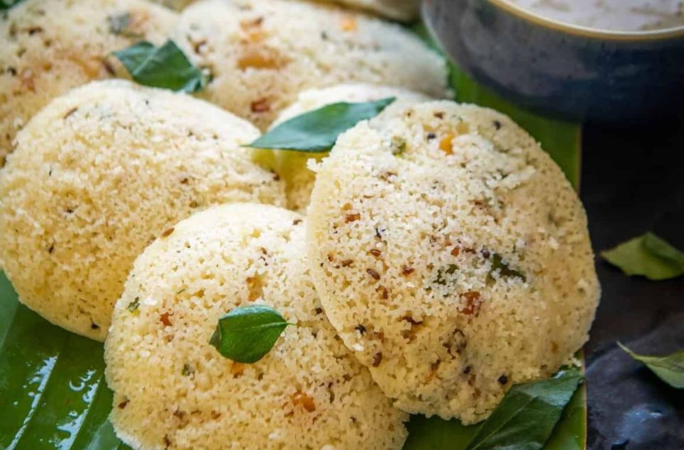  ஆவியில் வேக வைத்து தயாரிக்கப்படும் இட்லி, இடியாப்பம், புட்டு போன்ற ஆரோக்கியமான உணவு வகைகளில், தமிழ்நாட்டின் முதல் சாய்ஸ் இட்லி தான். கொழுப்புச் சத்து அறவே இல்லாத இட்லிக்கு, பல்வேறு வகையான சைட் டிஷ் அவரவர் விருப்பத்திற்கு ஏற்ப தயாராகிறது. கிராமப் புறங்களில் இன்றளவும் பல வீடுகளில் கறிக் குழம்பும், ஆவி பறக்கும் இட்லியும் தான் ஞாயிற்றுக் கிழமை காலை நேரங்களில் ஸ்பெஷல் டிஷ் ஆக திகழ்கின்றன.